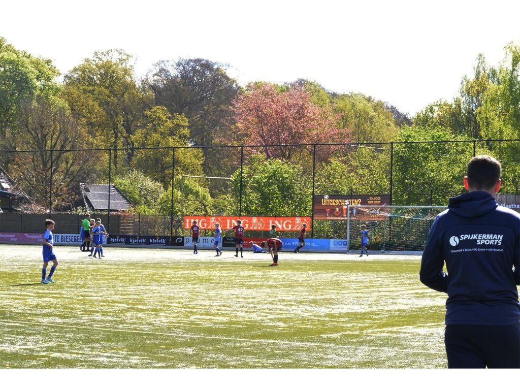 coach kijkt naar veld